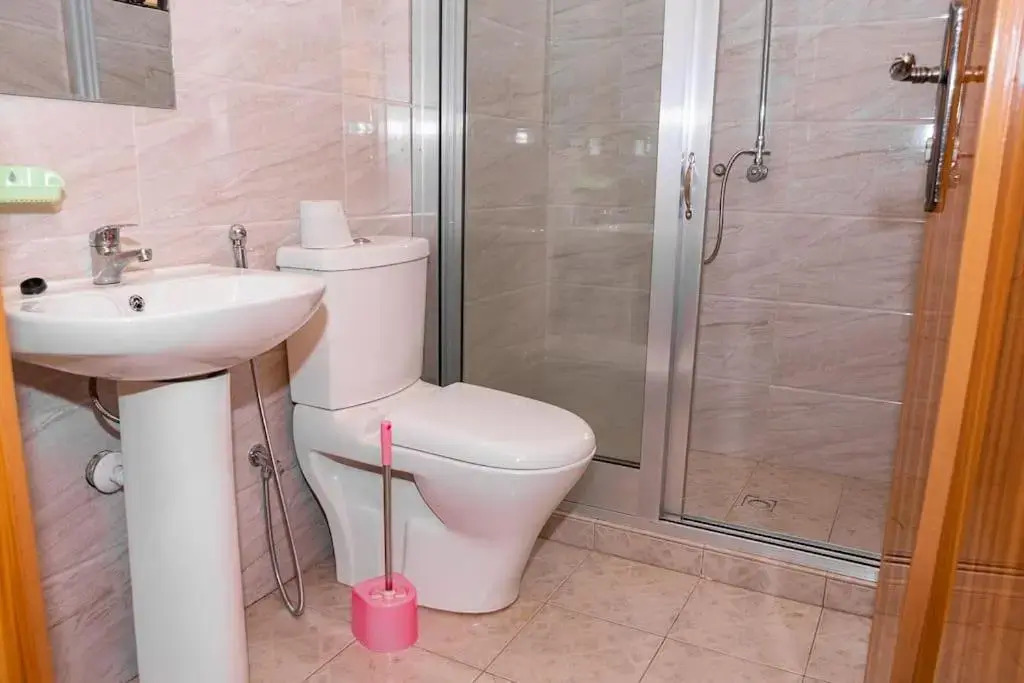 Cheerful 4-bedroom home with parking