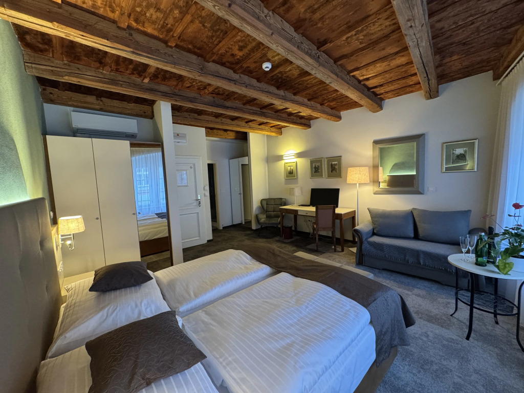 LH Hotel Golden Wheel