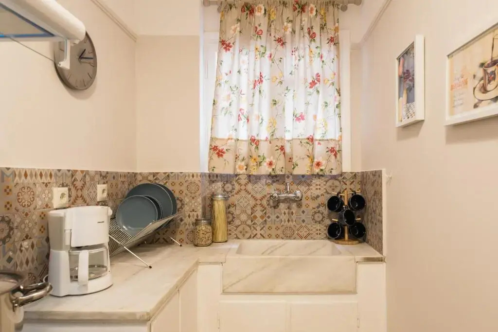 Syntagma private sweet safe double rooms with shared bathroom