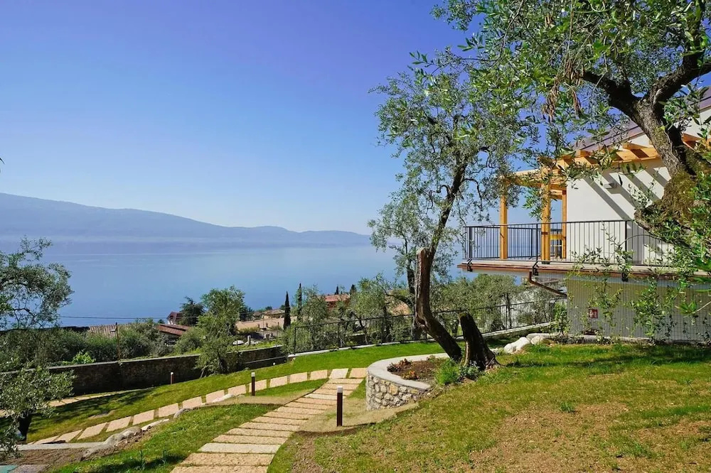 Residence Dany appartamenti con cucina vista lago piscina e parcheggio