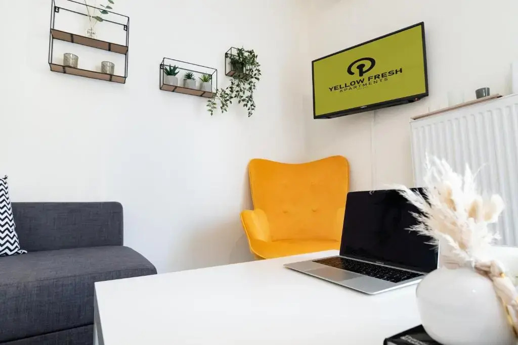 Yellow Fresh Apartment 2