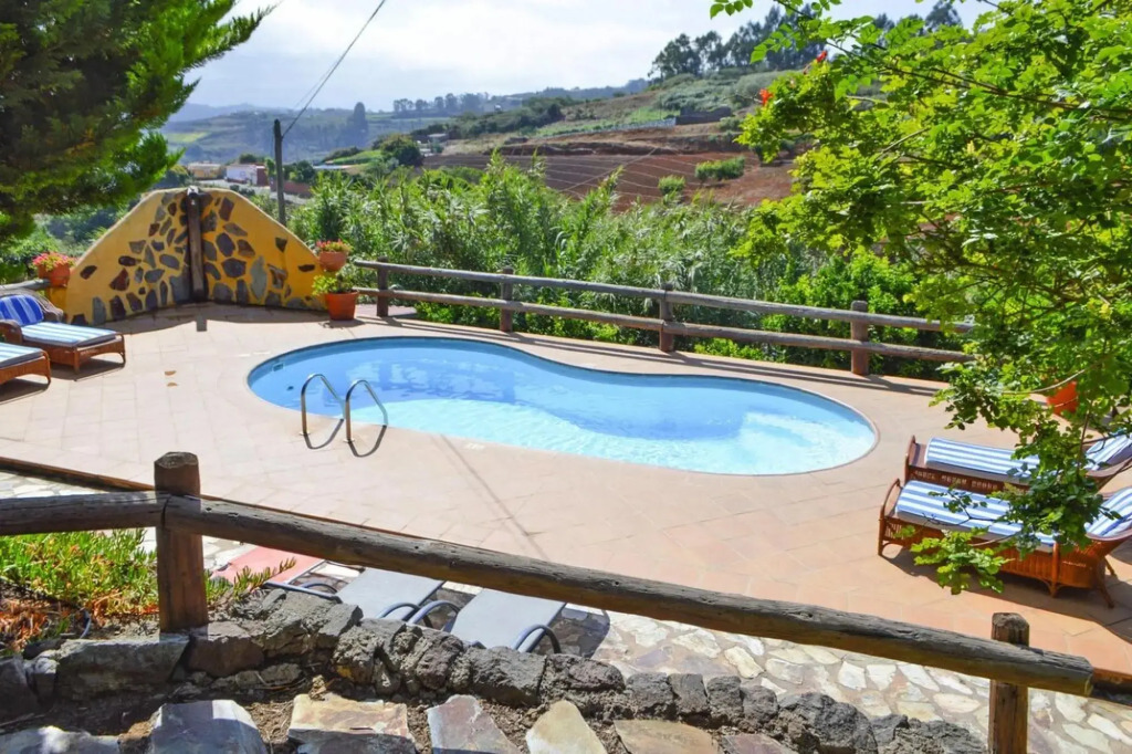 Apartment in Moya with terrace