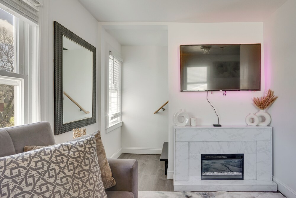 Easy Access to Nyc! Sleek Suburban Apartment