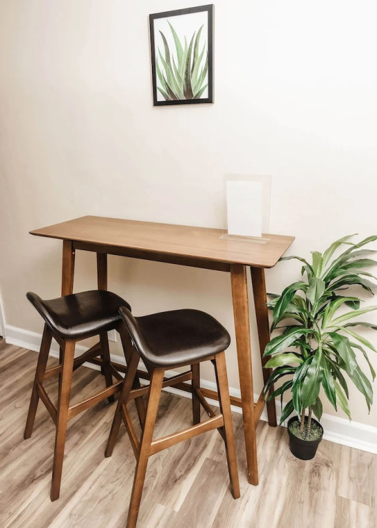 Convenient Apt W/shopping, Dining & Freeways