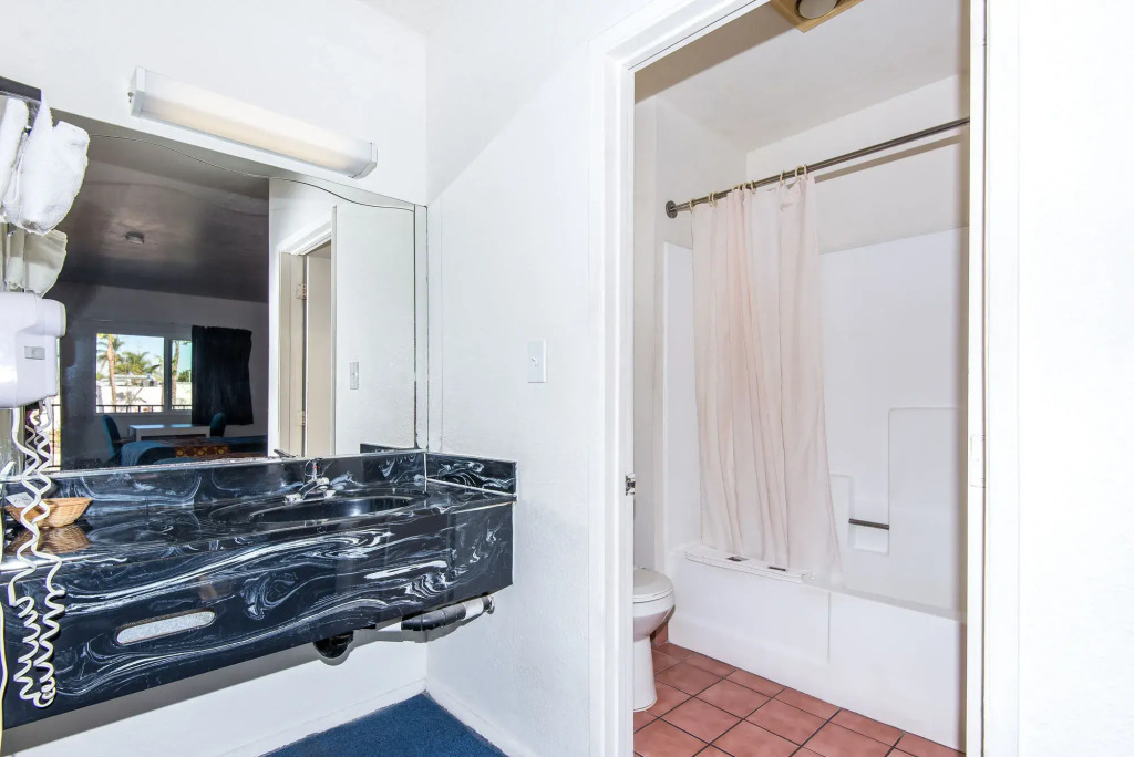 Sea Rock Inn - Los Angeles
