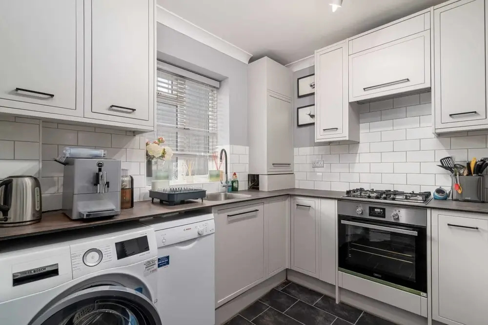 Charming 1BR Highbury Flat With Balcony