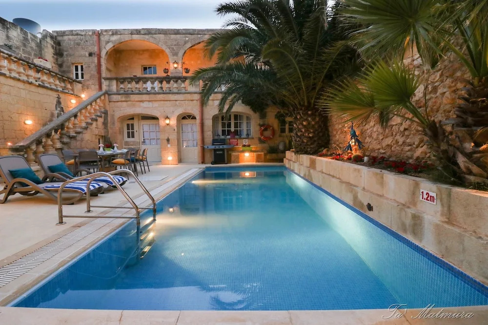 Lonza Gharb Farmhouse
