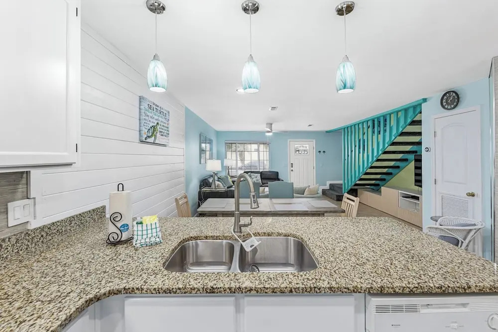 Short Walk to The Beach! Community Pool! Sleeps 8