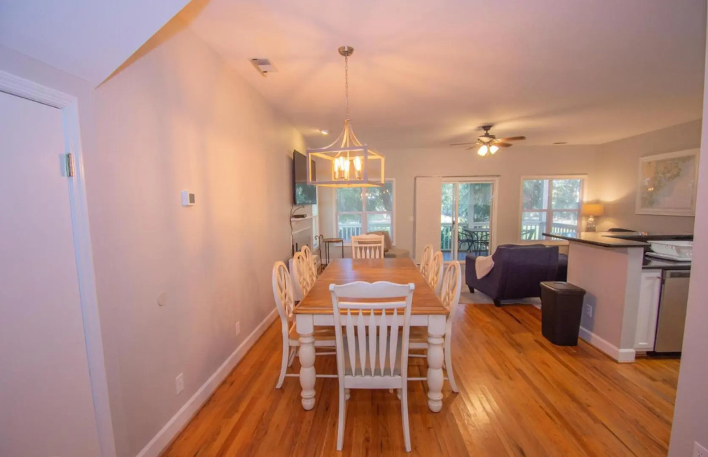 Lovely 2-story, 3-Bd Home, Steps to Marina store and Bonito Boathouse