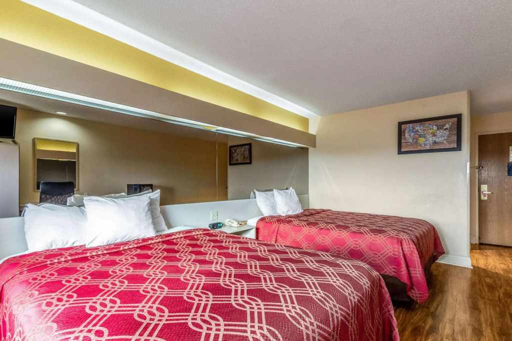 Econo Lodge Inn & Suites Evansville East