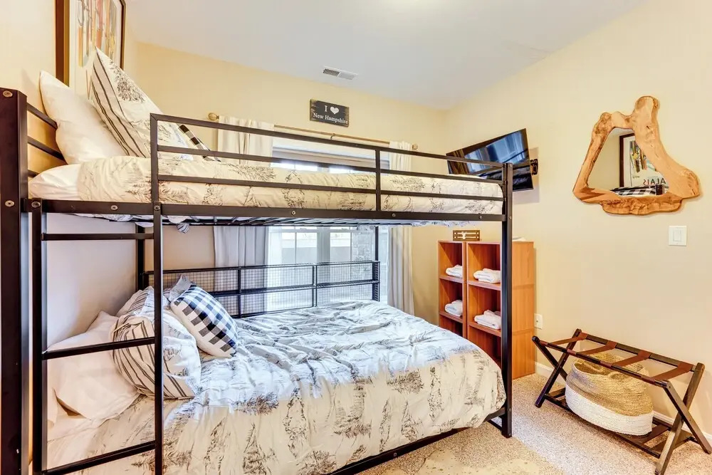 Relaxing Lincoln Condo w/ Fireplace & Shuttle