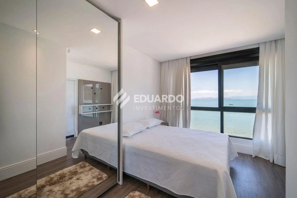 Triplex beira mar com 04 suítes para 12 pessoas.