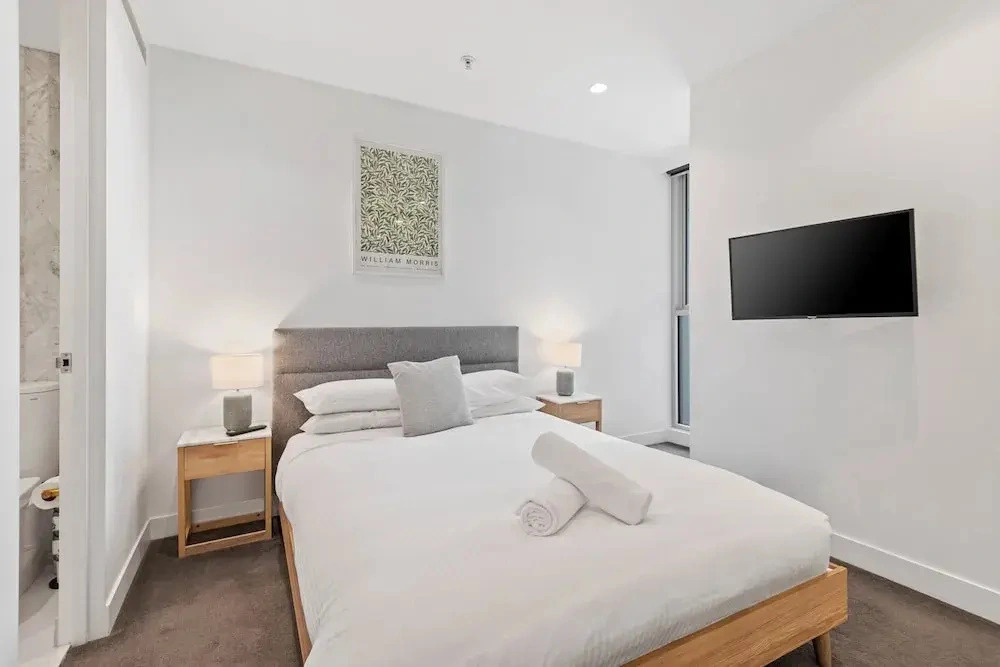 Chic 2-bed With Free Parking in South Yarra