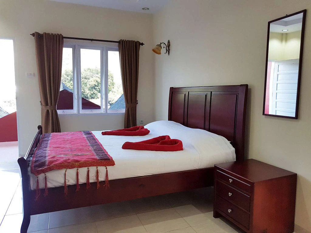 Zoé’s Paradise Waterfront Hotel