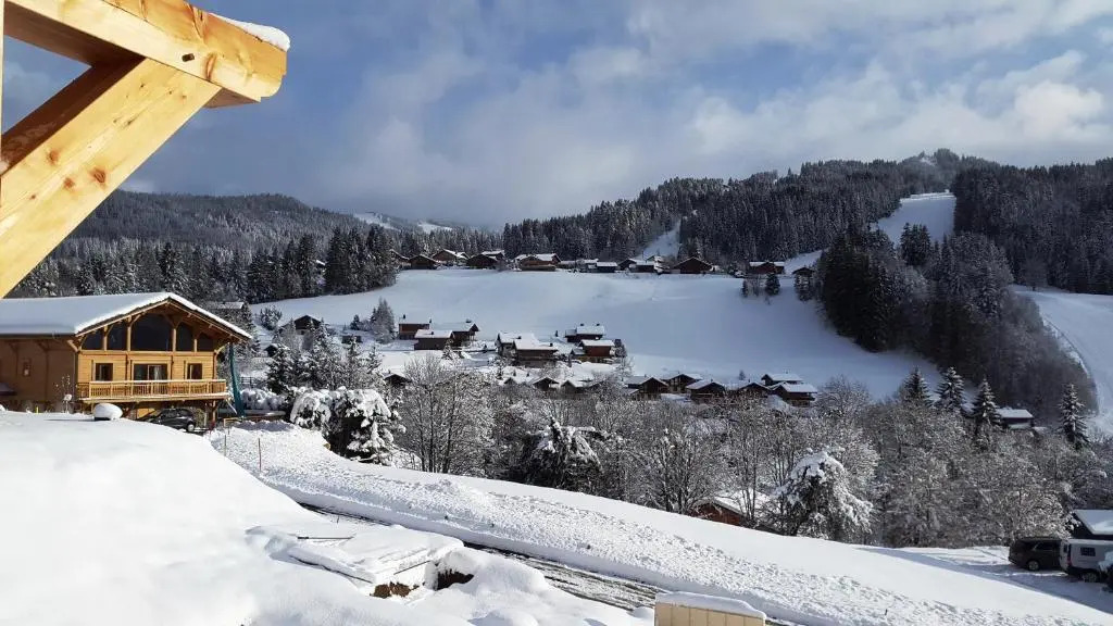 Chalet Timbers - Light and modern - sleeps 6 - Les Gets