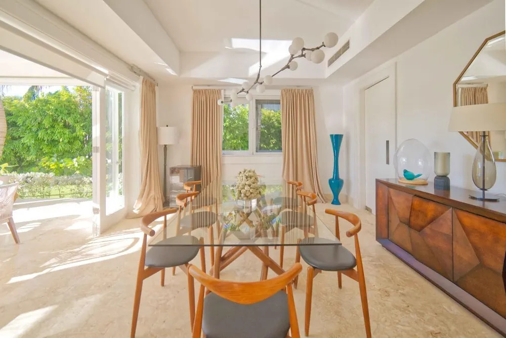 Modern Villa w Golf and Lake View in Beach Resort