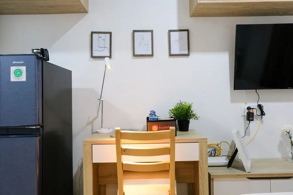 Cozy Studio Apartment with Smart TV at Springwood Residence