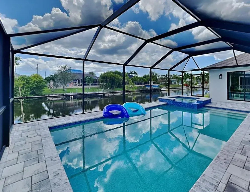CoralVilla Calm Waters - pool & spa, cozy, on water, BBQ grill