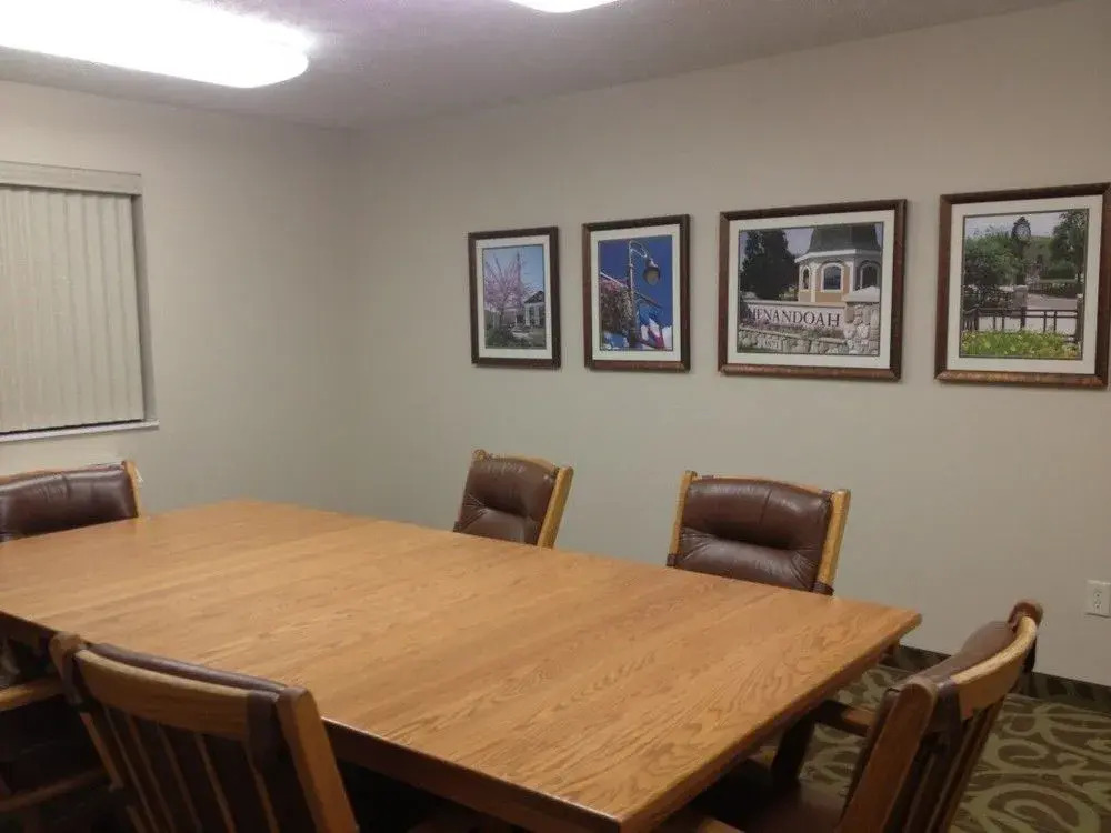 Shenandoah Inn & Suites