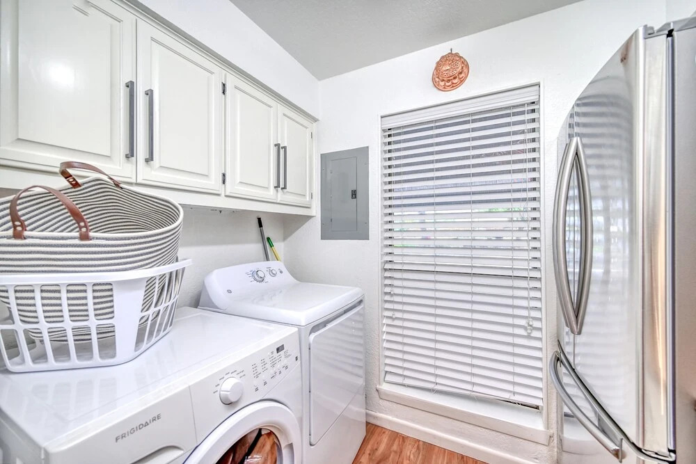 New! Luxurious Riverfront Condo Just 1 Blk to Schlitterbahn!