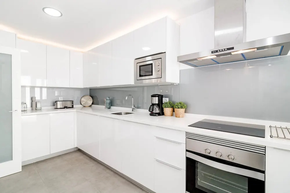 IVY- Fantastic 3 bedroom apt with private garden