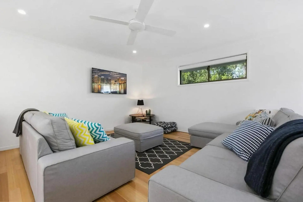 Graebill 2 Bedroom 2 Bathroom Light and Spacious Duplex Walk to Beach Great Outdoor Entertaining Area