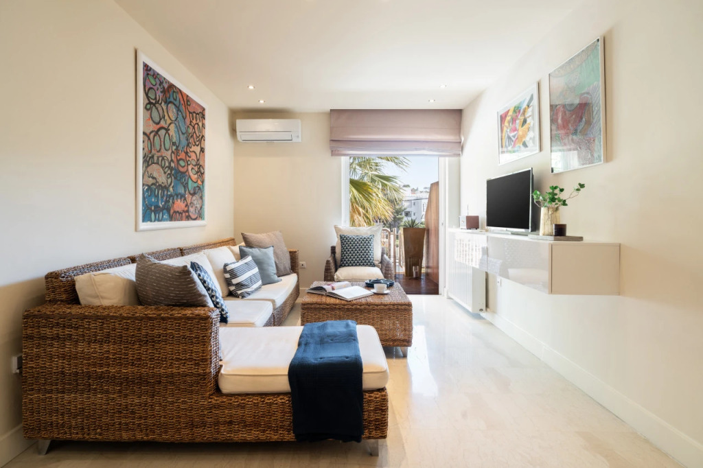2BD Sunny Condo Close to the Beach