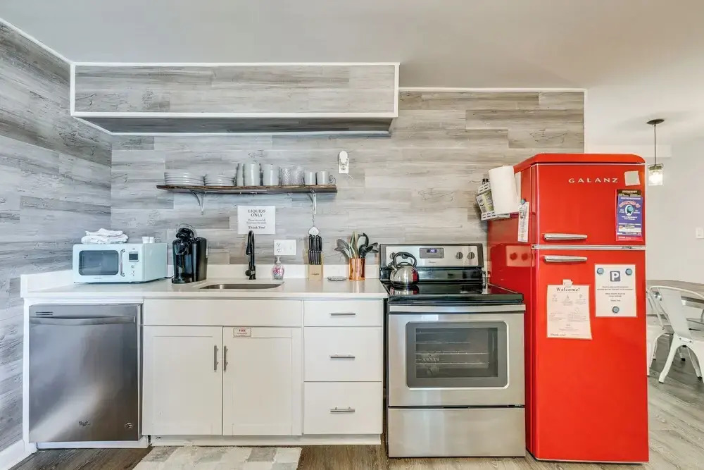 Wildwood Condo: Community Pool, Walk to Beach!