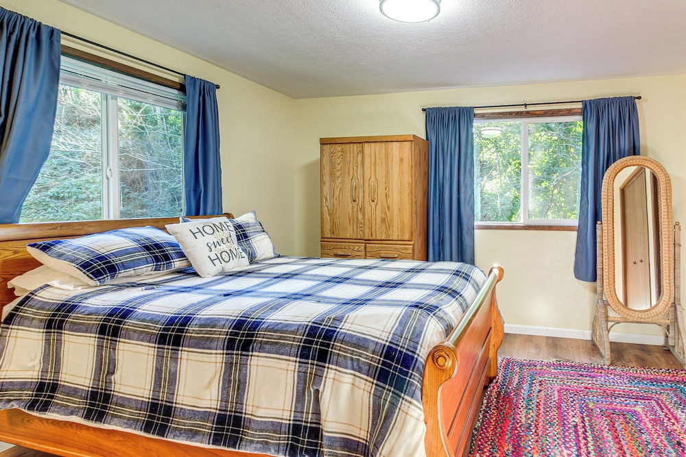 Walk to Mingus Park! Wooded Coos Bay Getaway