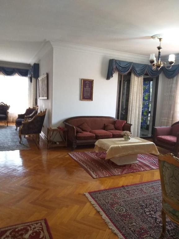 1 bedroom apartment in the heart of Cairo , just 15 minutes from the airport