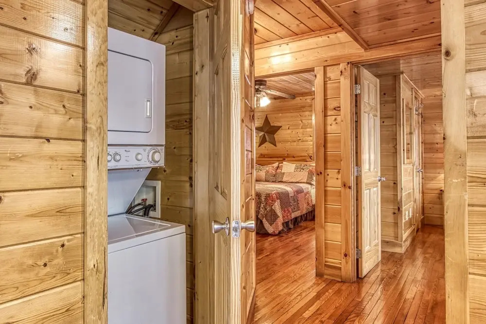 ERN864 - The Cedars - Great Location! Close To All The Action! cabin