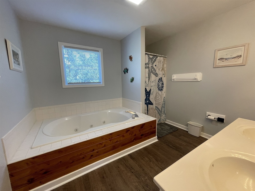 Hatteras Hideaway 3 Bedroom Cottage by RedAwning