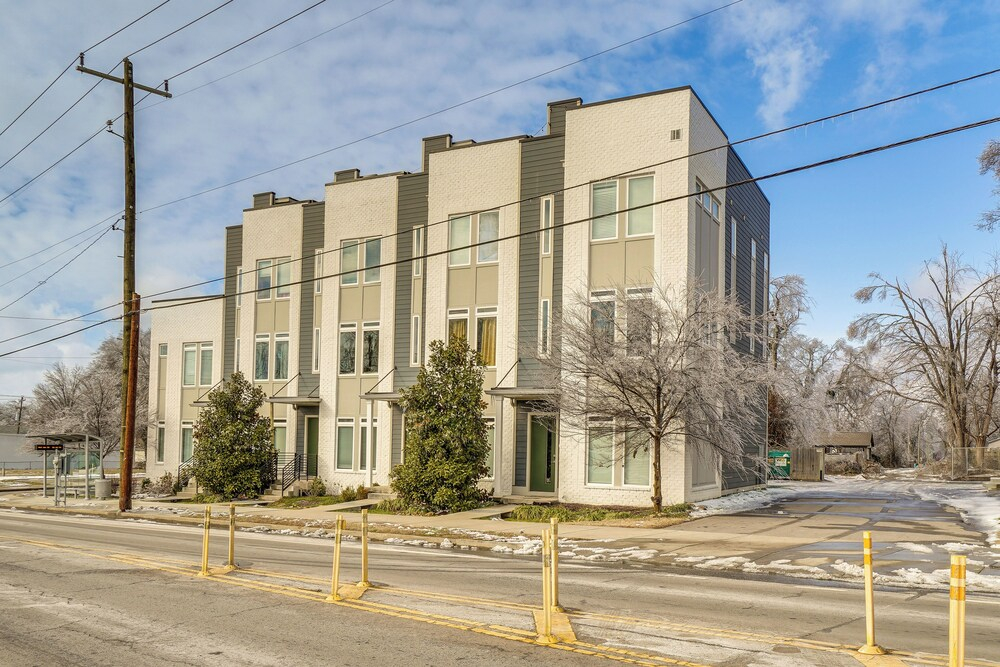 2 Mi to Broadway! Upscale Townhome in Nashville