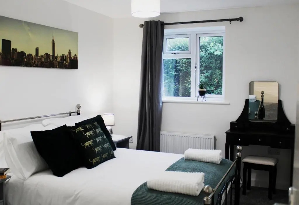 Low Cost, 4 Bed with Parking & Large Garden 07