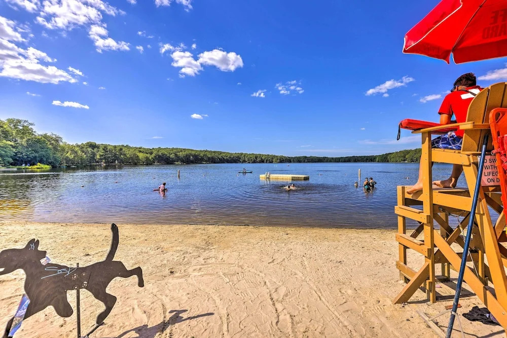 < 2 Mi to Big Bass Lake: Modern Mtn Chalet!