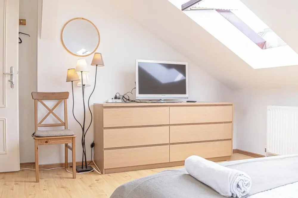 Stylish Private Rooms in 3BR Apartment with Balcony, City Center