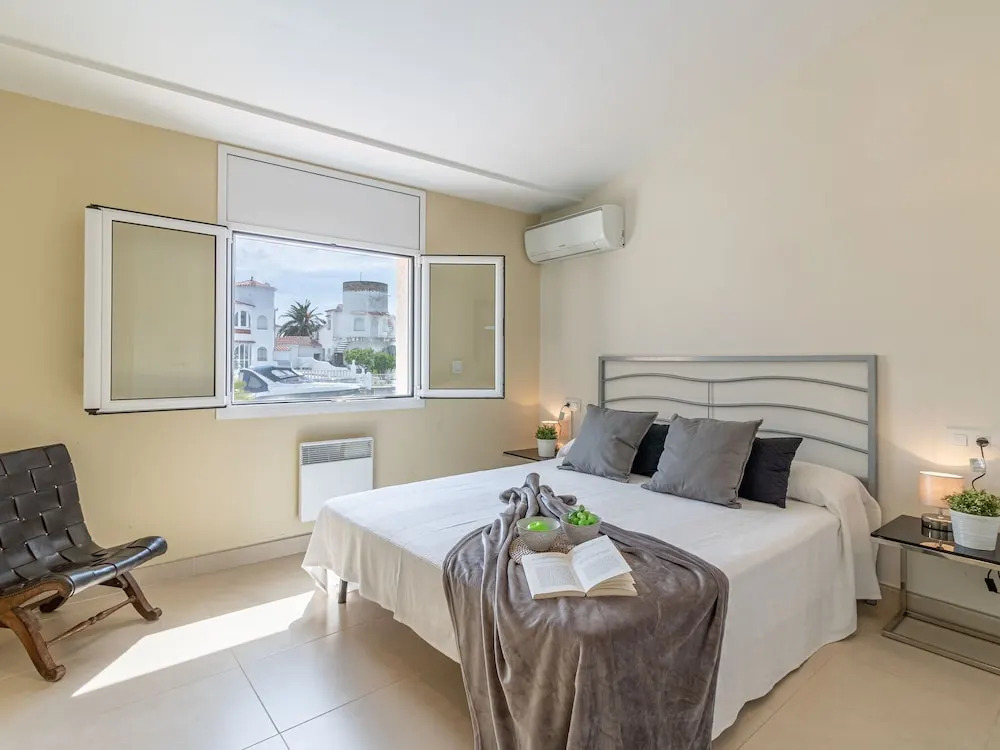4 bedroom villa with pool in the channel of Empuriabrava