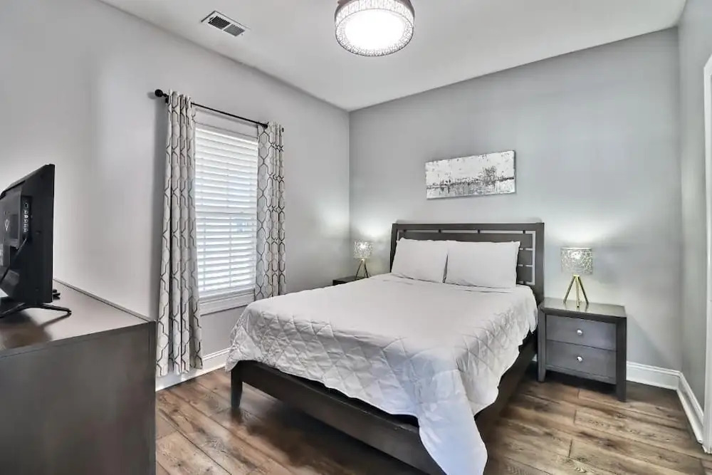 Pet-Friendly Luxury 3BR with Pool Sleeps 8 Near Beach