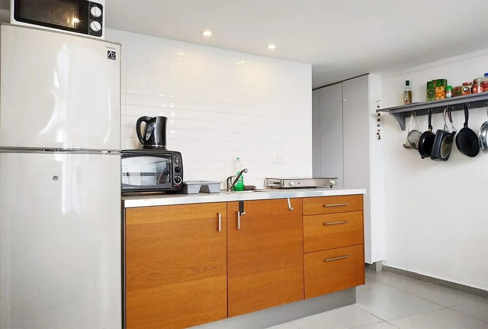 AirTLV Centrally Located Studio With Gallery