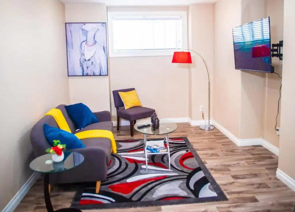 Exquisite And Modern Executive Suite With Parking