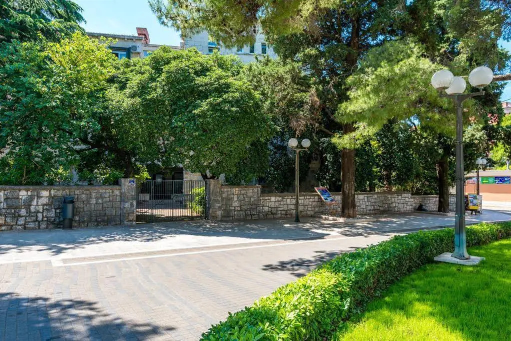 Avenue Apartment