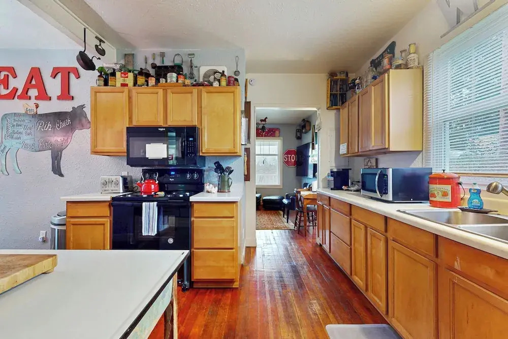 3 BR Cozy Cottage: w/ Hot Tub & Wifi