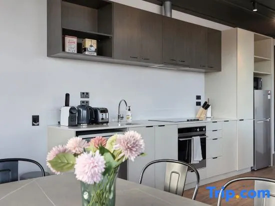 Sunny 3BR Petone Apt   Ocean Views, Walk to Shops