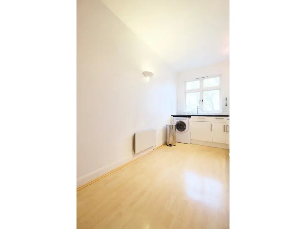 Clean, Secure 2BR Flat for 4 in East London