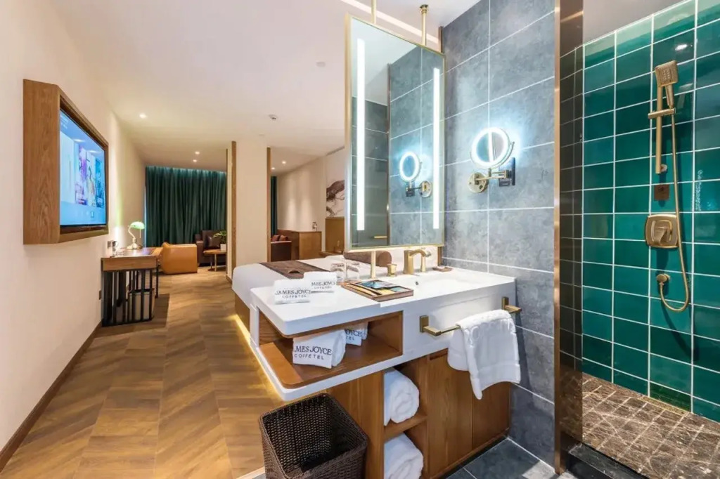 James Joyce Coffetel Hotel (Beijing Xiaohongmen subway station)