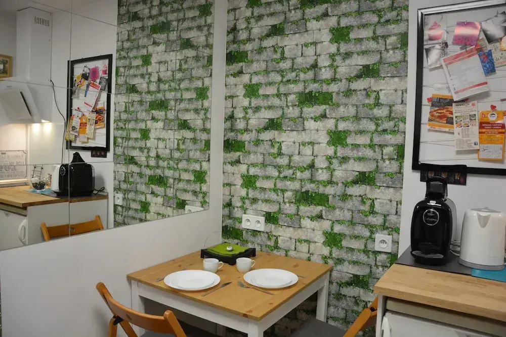 Labo Apartment Metro Plocka