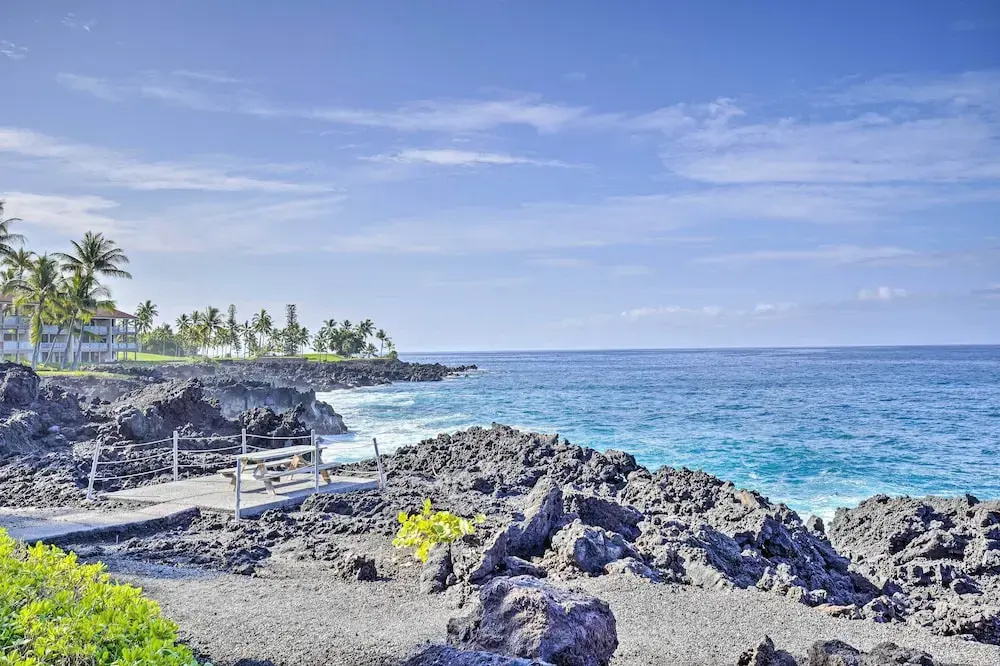 Airy Oceanfront Kailua-kona Gem w/ Community Pool