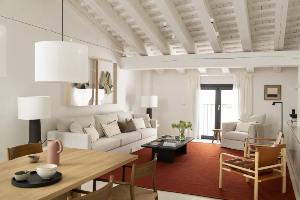 Premium apartment in El Gótico with 3 bedrooms and 3 bathrooms, two of them en suite.