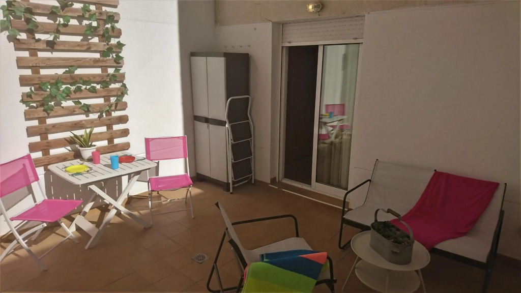 Fantastic apartment with private patio BEACH 10 mins walk