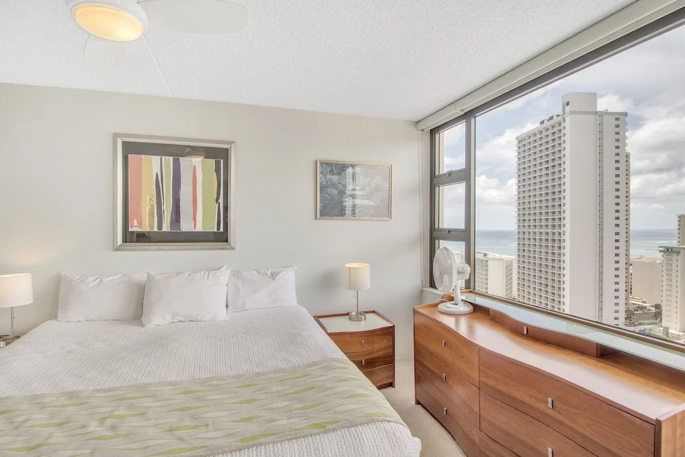 High Rise Ocean View Waikiki Condo, FREE Parking & Wi-Fi